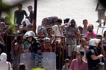 Pic: Check out this touching note found in a bag donated to refugee campaign