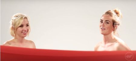 VIDEO: Women look at their best friends naked for the first time and discuss