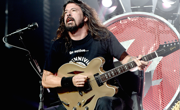 PIC: Dave Grohl pens a letter to Paris victims and releases new Foo Fighters music