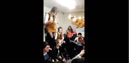 VIDEO: Class trad session kicks off in this Galway chipper at 3.30am