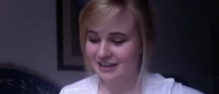 VIDEO: “I don’t send nudes” – girl writes a hilarious song about her experiences on Tinder