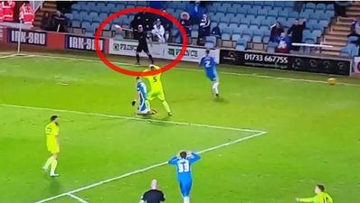 VIDEO: Watch this League One linesman give all the wrong signals in one go