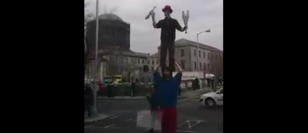 VIDEO: There’s a very impressive juggler standing in front of traffic on the quays in Dublin