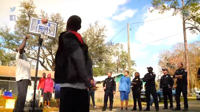 VIDEO: Florida cop returns to noisy street basketballers with an NBA legend