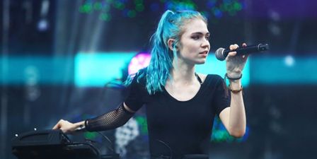 VIDEO: Singer Grimes suffered some electric shocks on stage in Dublin