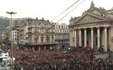 VIDEO: Minute’s silence for Brussels victims ends in defiant applause