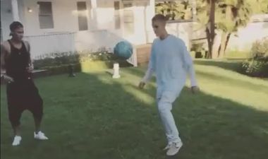 WATCH: Neymar and Justin Bieber doing keepy-uppies in Bieber’s back garden