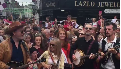VIDEO: Mundy leads massive sing-song of Galway Girl on Shop Street