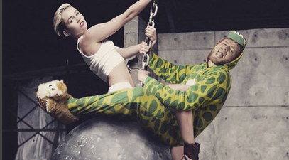 PICS: This man has been photoshopping himself into celebrity photos, and it’s brilliant