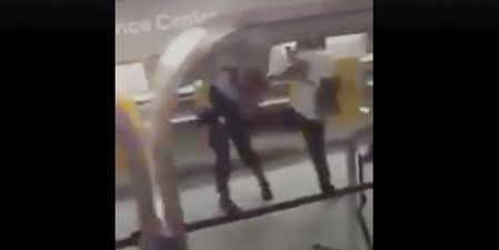 VIDEO: A passenger furiously assaults airport police because of a delayed flight
