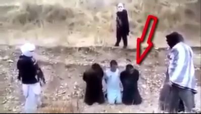 ISIS prisoner escapes execution and appears to kill his AK 47-wielding captors (Graphic content)