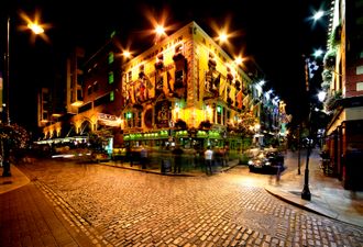 WATCH: This live-stream of Temple Bar is showing bewildered tourists with nowhere to go