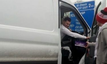 PIC: During a traffic jam in Limerick, this man handed out free sweets to lift people’s spirits