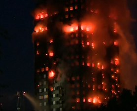 PIC: A London fire blazes through apartment building