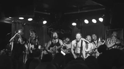 WATCH: Train to Galway is delayed, massive music session starts on the platform