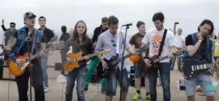 WATCH: Dozens of musicians gather in St Petersburg for a blistering Cranberries cover