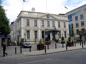 The Lord Mayor of Dublin has offered to host gangland feud talks in the Mansion House