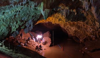 Former navy diver dies during operation to save the people trapped in Thailand cave