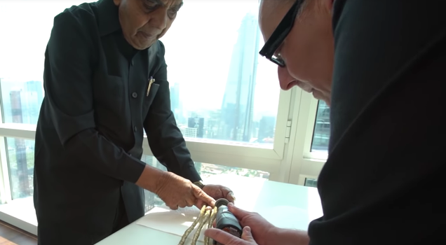 World's longest fingernails