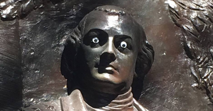 The police in America have gotten involved because a mystery person has put googly eyes on monuments