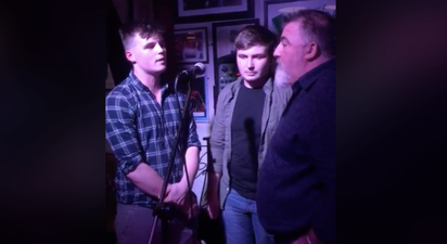 Father and sons perform spine-tingling rendition of ‘The Parting Glass’ in Irish pub