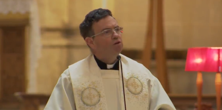 Priest receives standing ovation after powerful statement to politicians at funeral of Lyra McKee