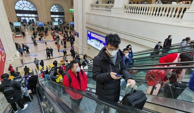 Wuhan shuts down public transport as death toll from virus rises