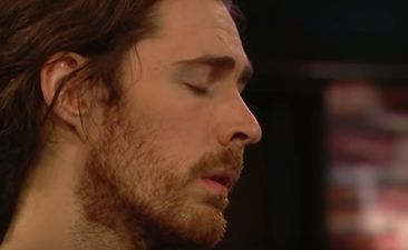 Hozier performs ‘The Parting Glass’ in honour of Covid-19 victims