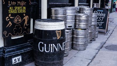 Cabinet set to decide date for reopening pubs today