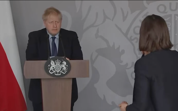 “You are afraid” – Journalist confronts Boris Johnson and breaks down in tears