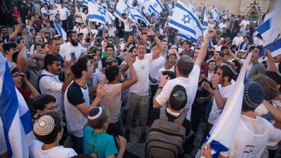 Israeli’s chant “Death to Arabs” and attack journalists in latest threat to Palestine