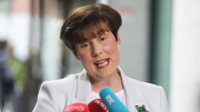 Minister seeks “collective decision” from parents to ban smartphones from under 13s