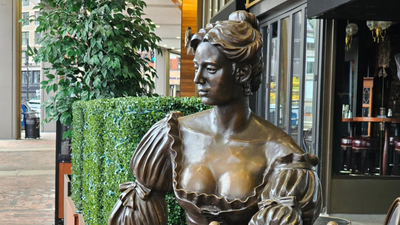 Molly Malone statue installed outside Irish pub in US city