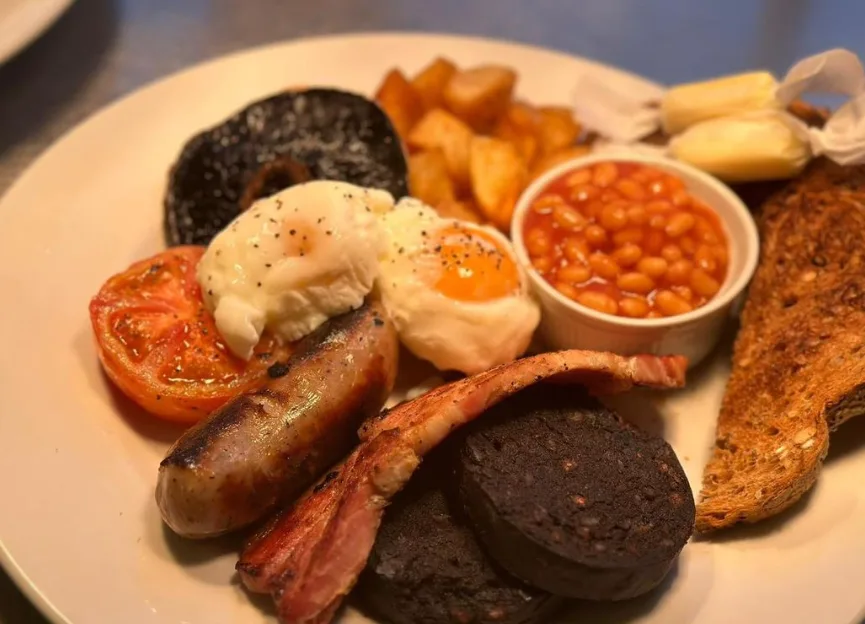 Pub hits back after angry customers slam being charged €30 for Full Breakfast