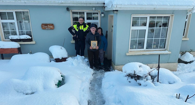 Gardaí praised after using tractor to get prescriptions to elderly couple trapped by snow